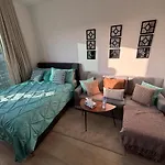 Waterfront Studio Cozy & Stylish Stay - Pet-Friendly